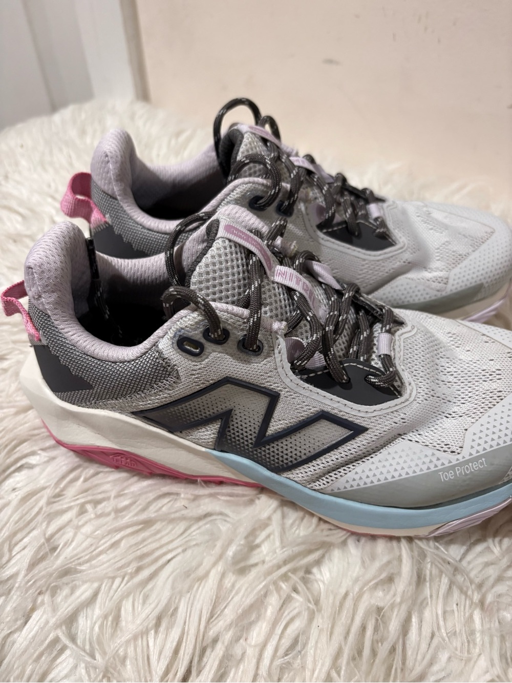 New Balance Women's White, Pink & Light Blue Athletic Sneakers size 6